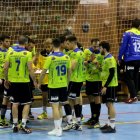 Los jugadores atentos a su entrenador.