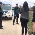 La Guardia Civil explicando algunas de las medidas.