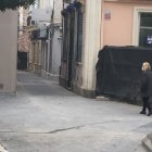 Una mujer  caminando ayer al mediodía por la Plaza Marqués de Heredia de la capital, junto a la cafetería Colón.