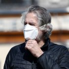 Un hombre con mascarilla por una calle de Madrid.