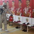Operarios trabajando en la desinfección del vestuario del Almería.