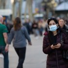Una mujer con mascarilla.