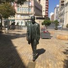 El céleberrimo alhameño don Nicolás Salmerón, que preside la Puerta Purchena, solitario estos días de confinamiento por la pandemia del Covid-19.