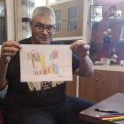 Carlos se entretiene en casa pintando la camiseta de la Liga Genuine Santander.