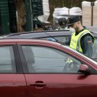 Un guardia civil con mascarilla en un control, en una imagen de archivo.