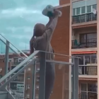 La joven Lourdes Buendía muestra su papel higiénico al resto de vecinos.