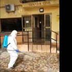 Agente de la Guardia Civil desinfectando el cuartel de Roquetas.