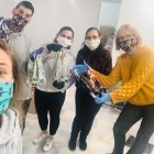 Loreto Martínez y su equipo con las mascarillas.