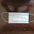 Mascarilla de papel entregada este sábado a un enfermero del Hospital de la Cruz Roja.