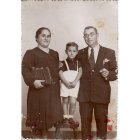 Ginés Carmona garcía, su esposa Beatriz Gallardo y su hijo Antonio, en 1945.