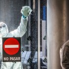 Militares realizan tareas de desinfección.