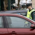 Un guardia civil con mascarilla en un control, en una imagen de archivo.