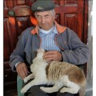 Bernabé Martín, campesino de La Cañada, con su gato Mapache, que falleció hace unos días con 94 años, sin disponer de funeral.