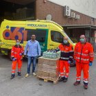Daniel Martínez haciendo entrega del gel hidro alcohólico con aloe vera de Crazy Almería Premium Gin.