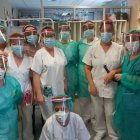 Personal sanitario con pantallas de protección facial.