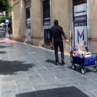 Un hombre  con su avituallamiento de alimentos en un carro caminando ayer por la Avenida Pablo iglesias.