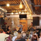 Pequeña actuación en la Taberna Nuestra Tierra.