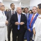 Manuel Vida, a la izquierda, durante una visita del consejero de Salud, en el centro, a Torrecárdenas.