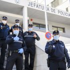 Policías con el material que han recibido de ALTEA.
