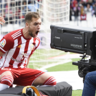 Valentín Vada celebra un gol por la televisión.