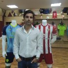 Mario Silva en la tienda del Almería que tiene el club en el Estadio.