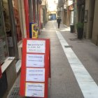 En la calle Las tiendas tan solo resisten abiertos dos colmados de alimentación.