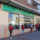 Clientes guardan la distancia de seguridad en un Mercadona de Madrid.