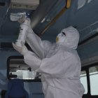 Imagen de un sanitario italiano trabajando enfundado en su equipo de protección individual.