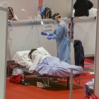 Un sanitario realizando sus labores en el hospital de campaña de Ifema en Madrid.