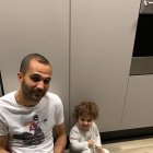 Verza con una de sus hijas en casa.