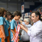 Juanjo Segura entregando medallas a los jóvenes deportistas.