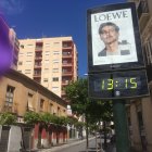 Un panel publicitario con una nueva campaña en el centro de Almería, en estos días  de calles desiertas.