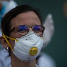 Una sanitaria, con mascarilla durante los aplausos de las 20:00 horas.