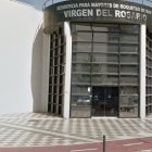 Puerta de acceso a la residencia roquetera.