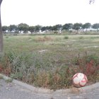 El balón parece esperar a los canteranos en la parcela donde iría la Academia.