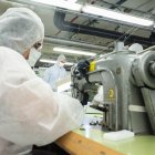 Una mujer fabrica mascarillas en un taller de El Corte Inglés.