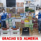 El Almería también reparte productos de primera necesidad en Carboneras.