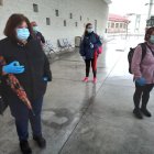 Un grupo de ciudadanos espera la llegada de un autobús en la Estación Intermodal de Almería.