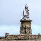 \"Es duro ser náufrago en una isla a la que ningún barco puede acercarse\".