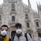 Dos turistas se protegían en febrero con mascarillas ante la Catedral de Milán.