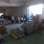 Reparto de alimentos por parte de la Hermandad de la Soledad.