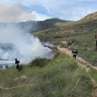 Bomberos del Levante luchan contra el fuego en Cuevas.
