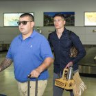 El agente de Darwin y el delantero llegando a Almería.