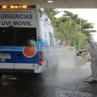 Desinfección de ambulancias en un hospital de la provincia.