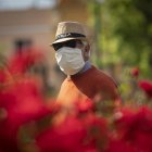Un hombre con mascarilla y gafas de sol durante el día 39 del estado de alarma en el país por la crisis del coronavirus. En Sevilla.