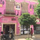 UNa mujer guarda turno en la Papelería Valero de la calle Gravina. La crisis  ha modificado los comportamientos sociales en la ciudad.