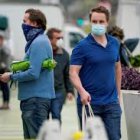 No es necesario llevar mascarilla cuando se camina solo por la calle sin nadie cerca.