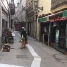 La calle Las tiendas es estos días como la traza de un río seco en el centro de la ciudad, seco de vida, seco de ambiente.