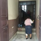 La limpieza, la higienización y el aseo personal y de las dependencias domésticas se han extremado en estos días. Portal en General Tamayo.