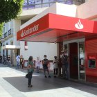 Las colas, tan de otro tiempo, han vuelto a formar parte del paisaje de Almería, ante el supermercado, ante los bancos, ante las farmacias.